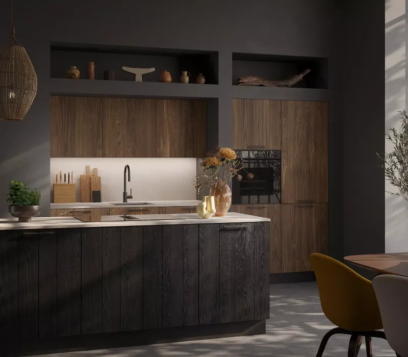 Moderne donkere keuken met een zwart houten kookeiland, warme walnootkleurige kastenwand en een licht werkblad.