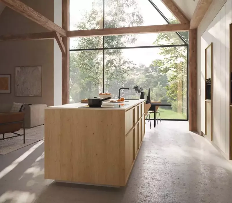 Japandi keuken met houten kastenwand en minimalistisch kookeiland.
