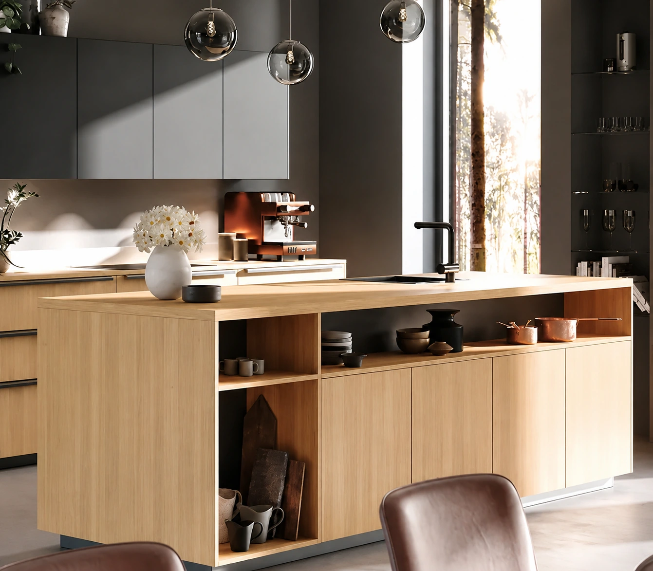 Landelijke keuken met houten kookeiland, zwarte barkrukken, donkere kastenwand en een robuuste houten balk als warm accent.