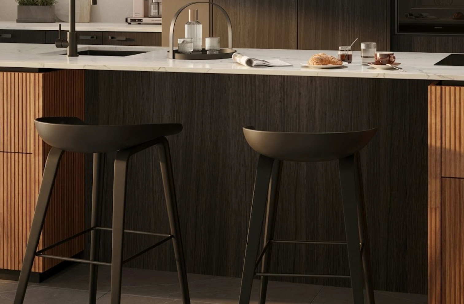 Sfeervolle robuuste keuken met een opvallend donker houten kookeiland, een marmer-look aanrechtblad en matzwarte barkrukken.